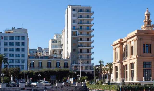 La storia del Palazzo della Motta: il discusso e iconico grattacielo che svetta nel cuore di Bari